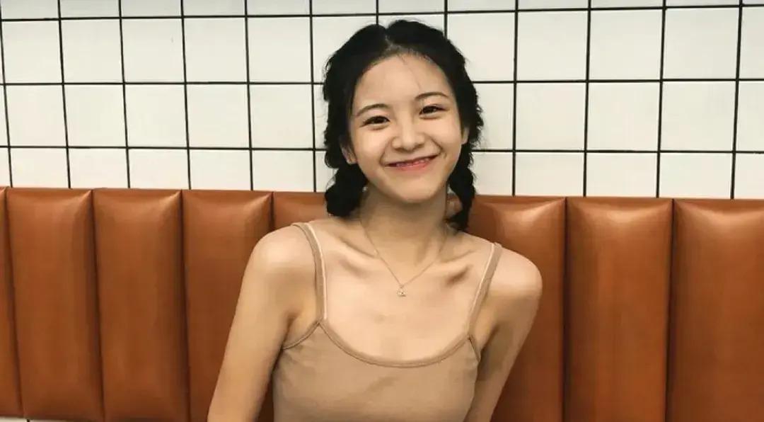 李庚希:被徐静蕾力捧的新公主 李庚希出生于北京,家境优渥,初中后便赴