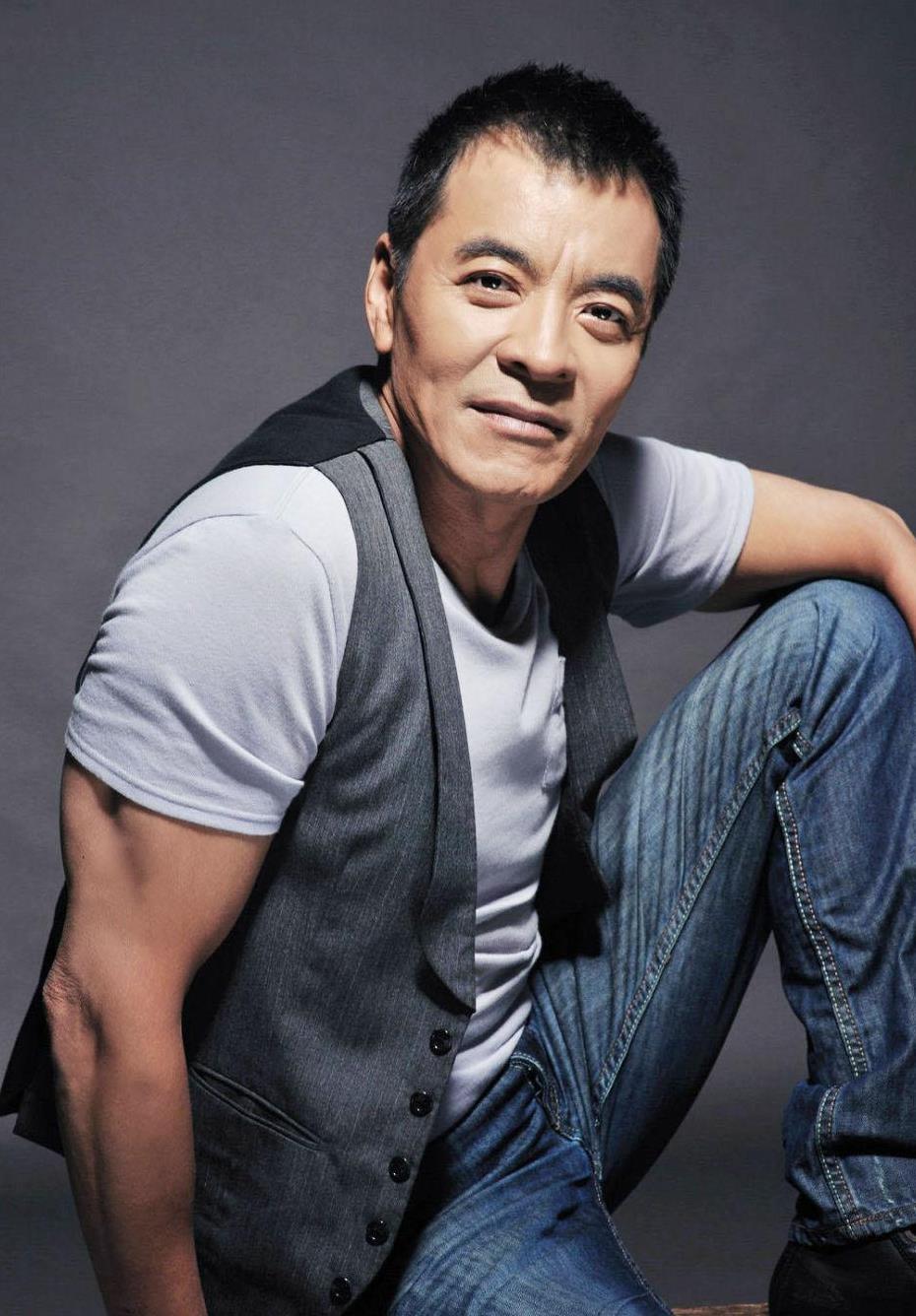 刘威:演艺路上的坚韧与辉煌,逆境中的家庭守护者 刘威,这位来自长春市