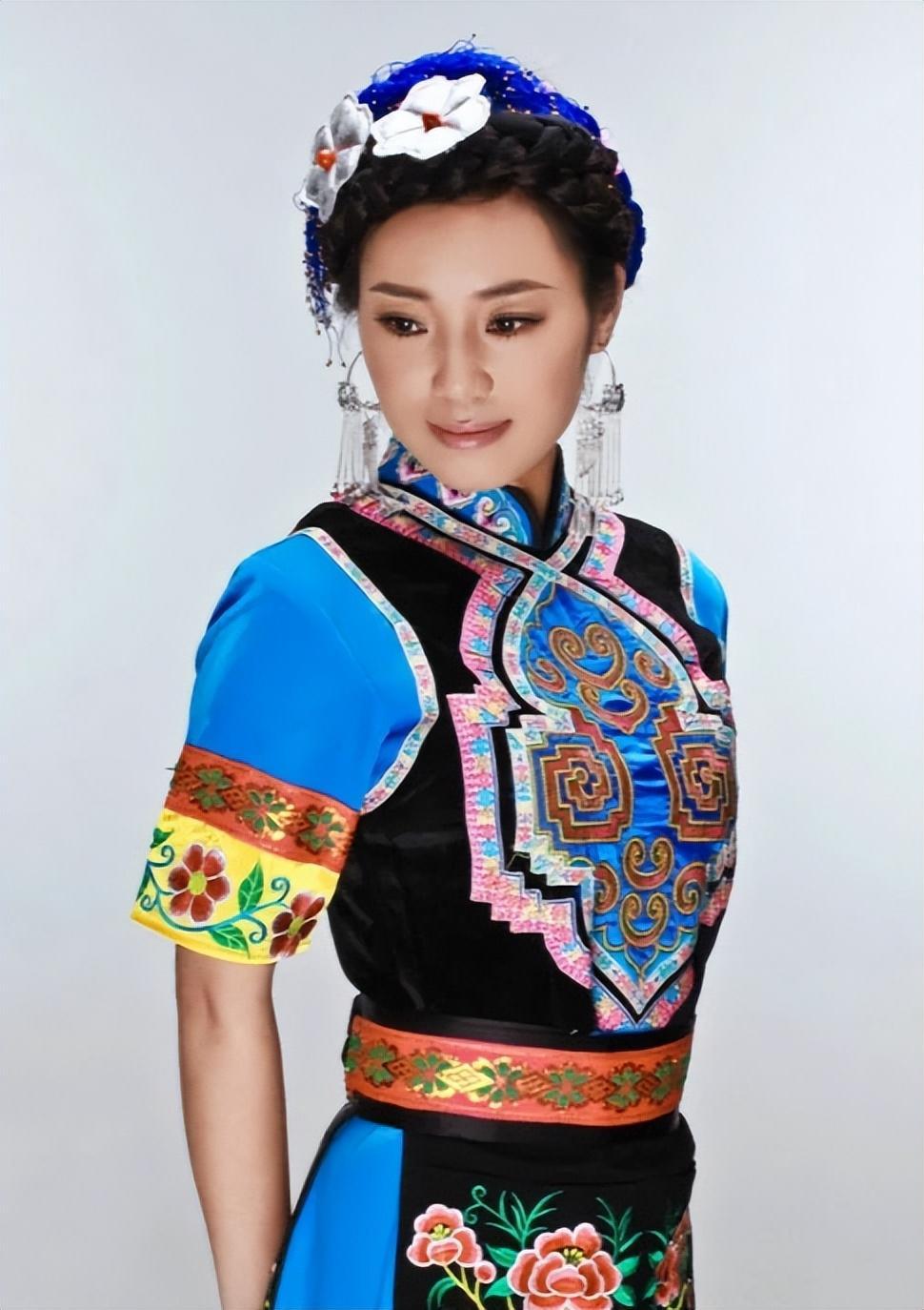 云朵的音乐之路与刀郎的师徒情深 四川阿坝的云朵,原名谢春芳,是一个