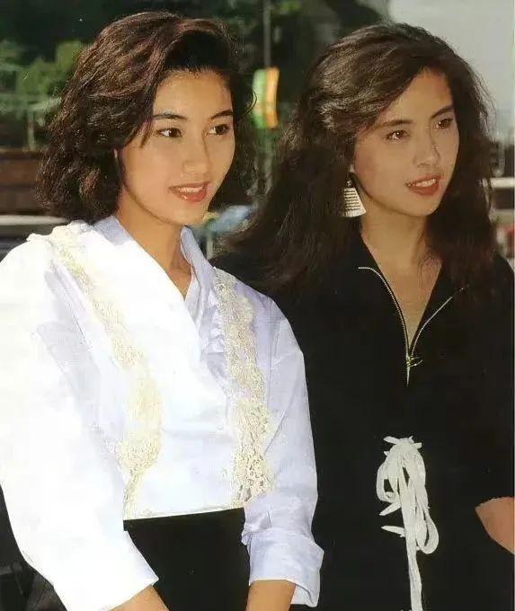 王祖贤和李嘉欣的合照 王祖贤的美貌真是让人惊叹,即使她的嘴巴有些