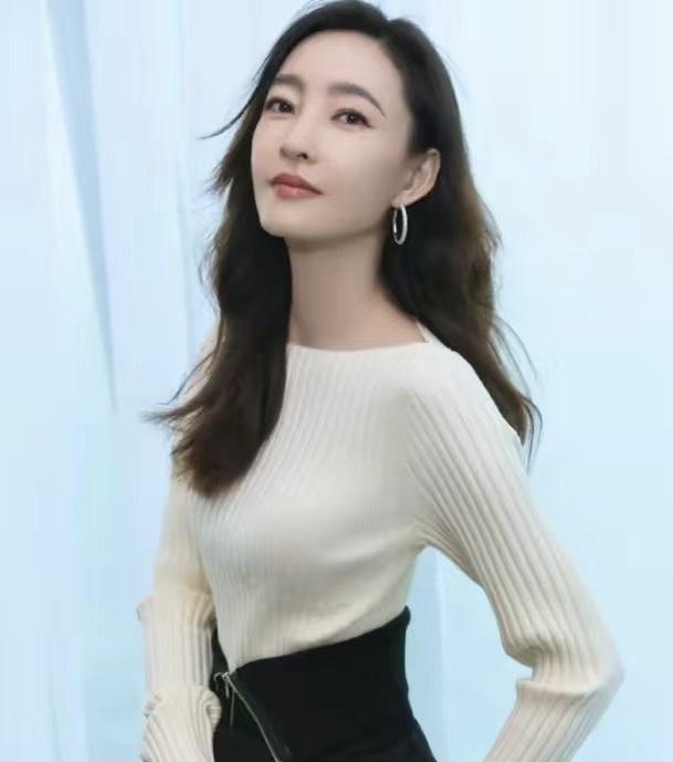 演员,毕业于北京舞蹈学院中国舞本科班,被网友们誉为"素颜女神",气质