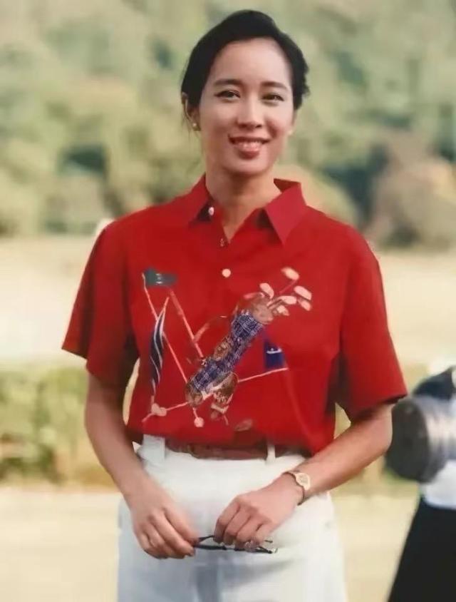 豪门背后不为人知的故事 朱玲玲,这个名字在港姐选美史上独树一帜,她