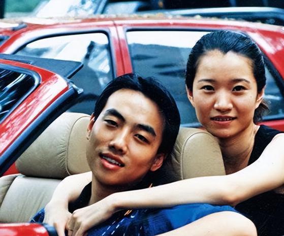 刘国梁夫妇:从早恋到亿万富婆,揭秘乒坛传奇背后的爱情故事 刘国梁与