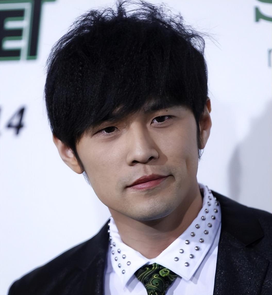 这7位明星的"隐疾"困扰他们许久 周杰伦18岁被确诊怪病,杨洋因他人