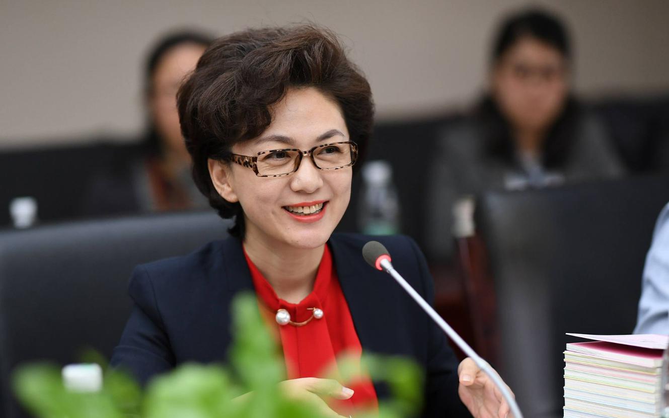 央视主播海霞:52岁迎来新身份 央视主播海霞,拥有清华教授的老公和