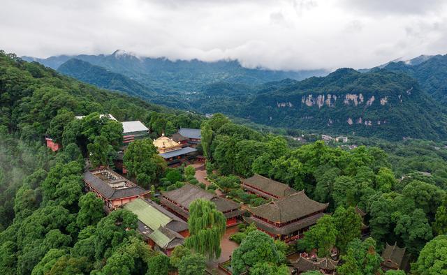 峨眉山:佛教圣地,徒步天堂,美食与自然共赏 峨眉山,位于四川乐山市