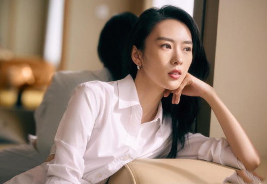 名字在几年前还是无数青春少男心中的"性启蒙女神",如今36岁的赵奕欢