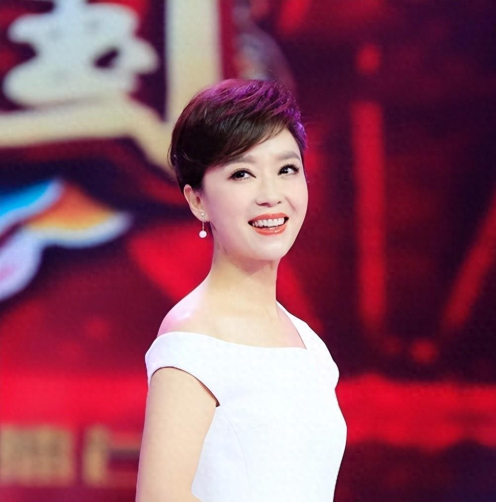 庞晓戈:珍惜家庭与平凡生活 庞晓戈作为《梨园春》的主持人,曾经为