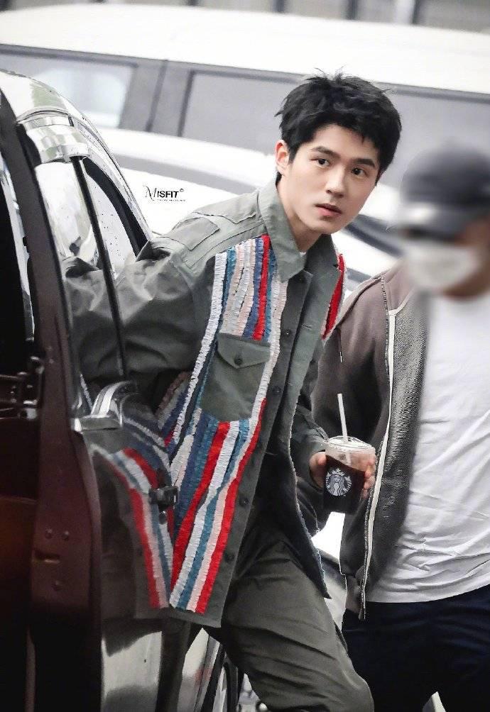 刘昊然回春,戴金丝眼镜儒雅英俊帅爆了,引发热议!