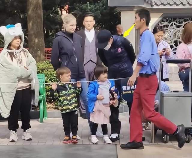 网友偶遇幸福满满 清明小长假期间,撒贝宁一家四口在海南三亚的奢华