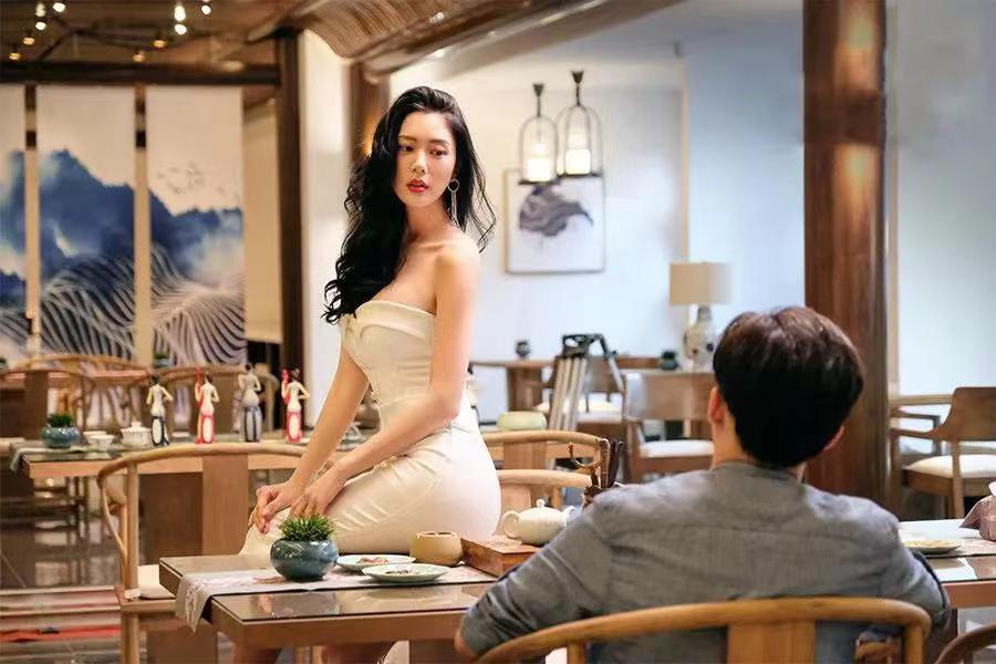 由包贝尔执导并主演的喜剧大电影《大"反"派》公映,克拉拉挑战暇珑