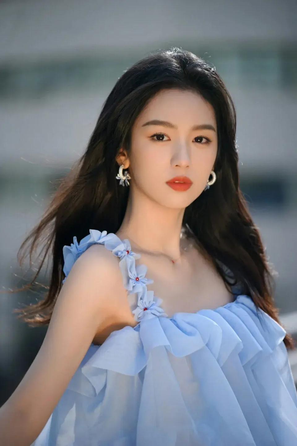 李冰冰与女儿周也共演双生花大片,力捧周也成资源咖 李冰冰带着自己的