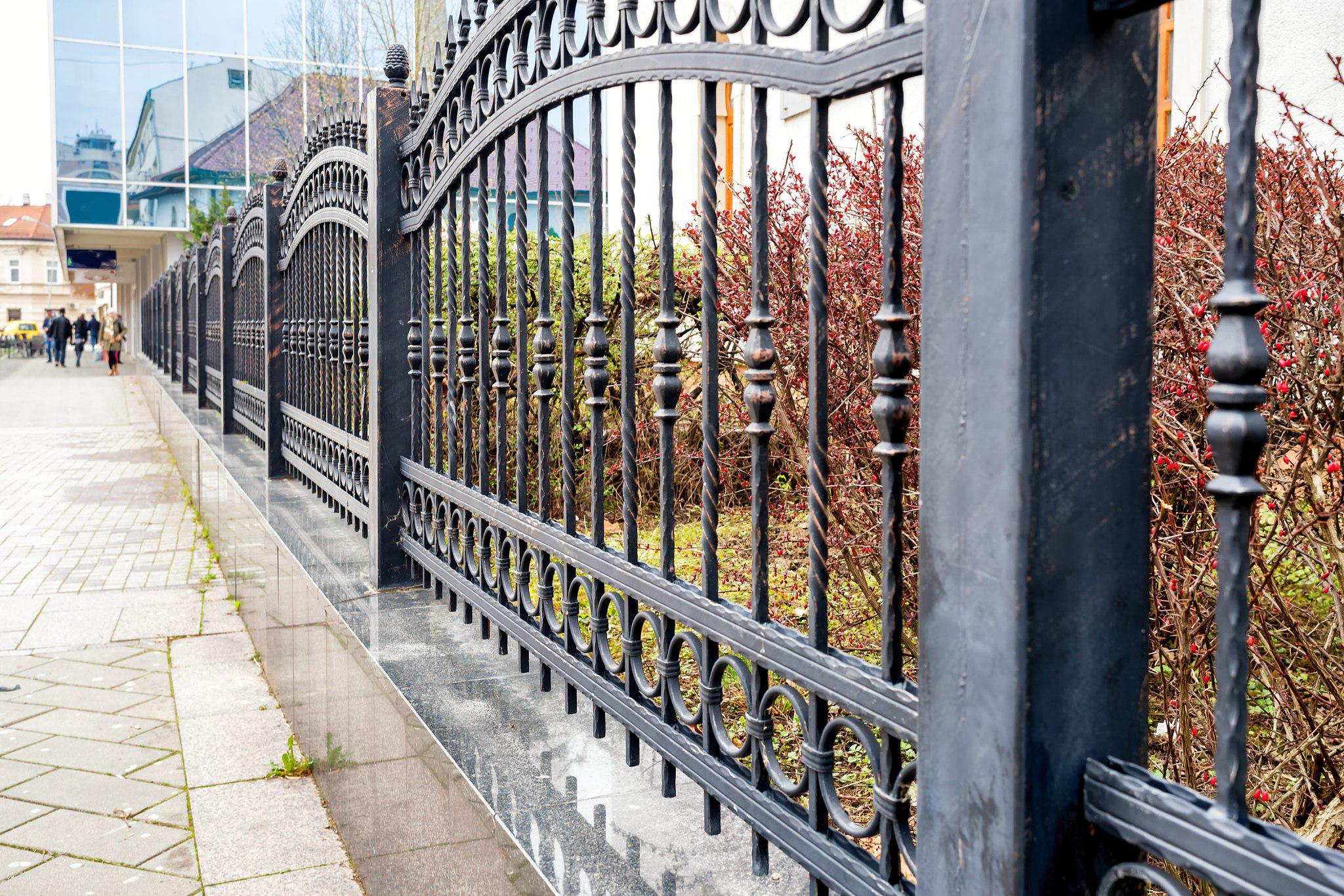 铝艺围栏:安全美观的神秘材料 你是否想过让你的家园或公共空间既安全