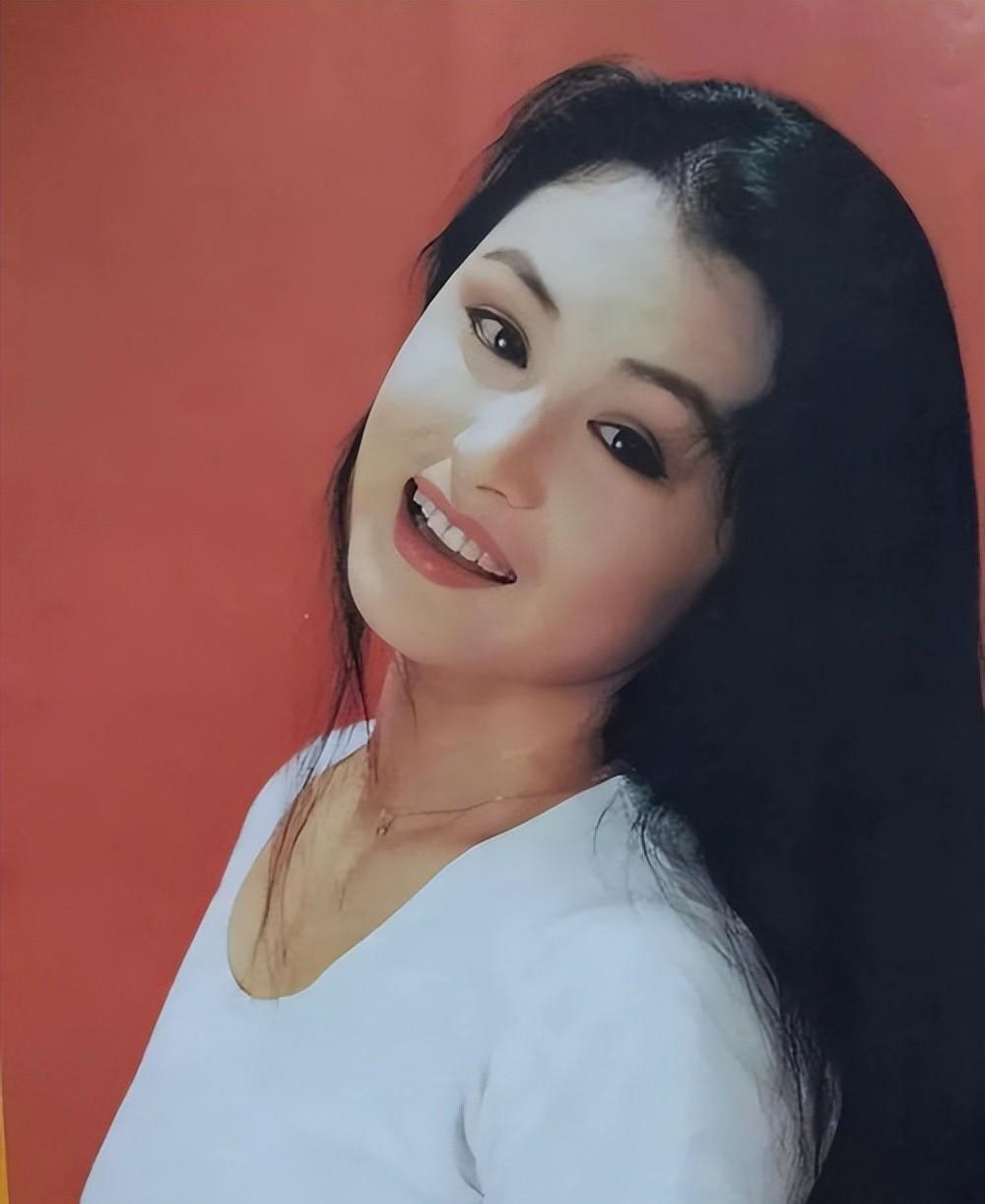 于月仙丈夫清明祭拜亡妻 张学松遵循习俗,踏上了前往墓地的路途,陪伴