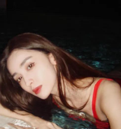 古力娜扎泳装造型:性感迷人 古力.@喜欢理财的动态