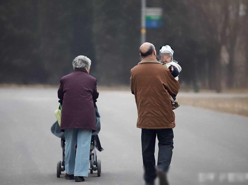 老人拒绝带娃成新趋势,家庭和谐面临考验 随着时代的发展,老年人拒绝