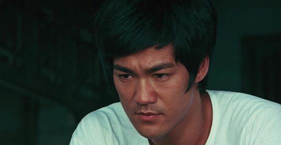 李小龙与石坚:武术之巅的争议之战 石坚和李小龙的比武是一个备受争议