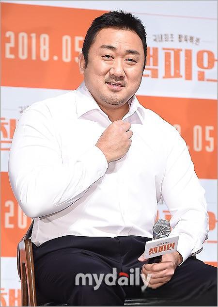 马东锡和艺正花因共同爱好而相识相恋,并在去年登记结婚,这次婚礼可谓