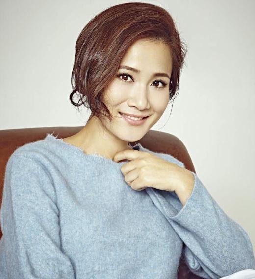 侯勇前妻潘雨辰:活成"冻龄女神" 潘雨辰,这个美丽,聪明的女子,独自