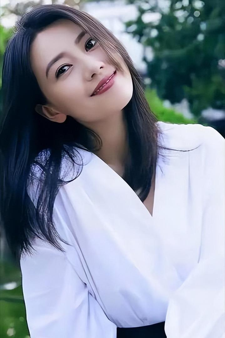 娱圈"冻龄"女星大揭秘:岁月流转,魅力不减反增 在