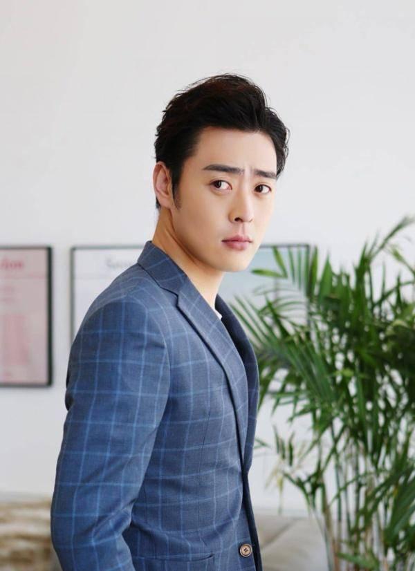 首位80后影帝张桐的坎坷人生 张桐,80后演员,曾因拍戏被炸双目失明,得