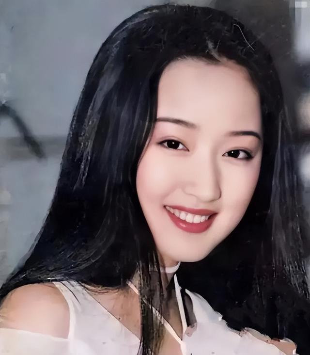 杨钰莹:从"无人敢娶"到人生赢家的逆袭之路 杨钰莹,这位曾经的"甜歌