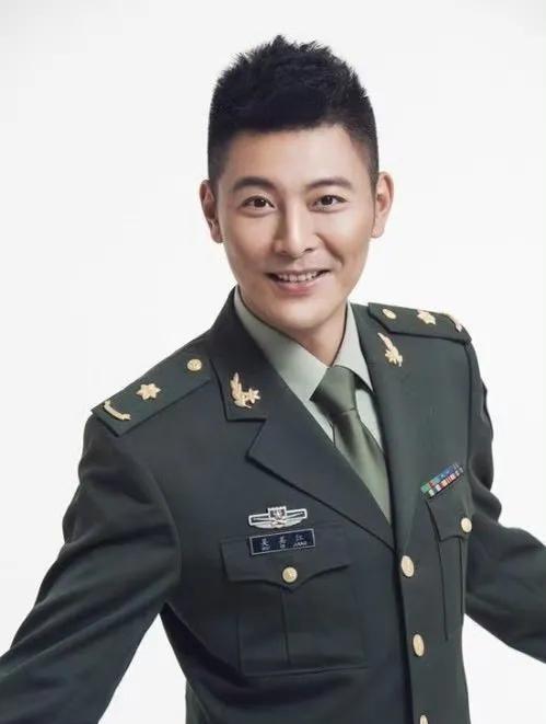 吴其江:从服务员到荧屏之星,家庭事业双丰收的传奇人生 吴其江,一位从