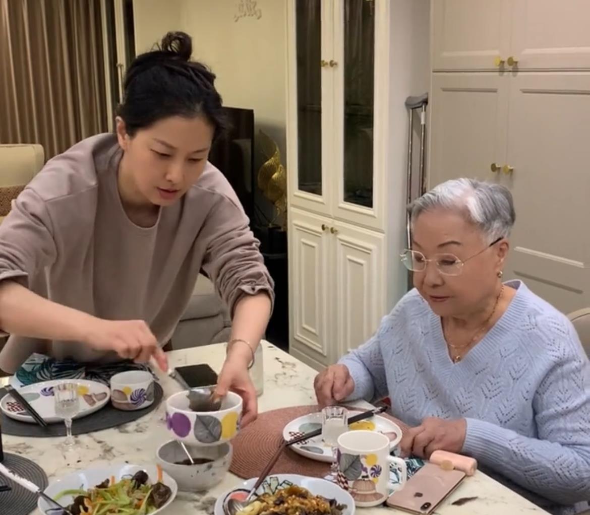 女儿学霸颜值高,公筷用餐显智慧 孙思瀚与刘茜夫妇因长期在美国居住而