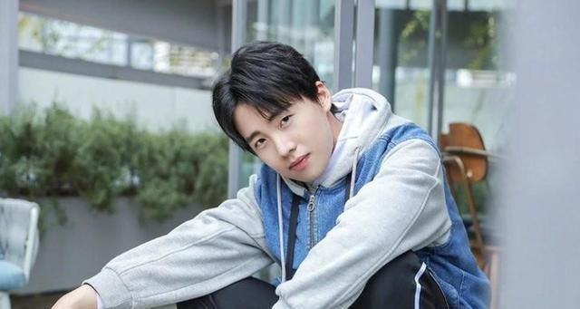 这十位男星减肥成功,个个颜值回春 这10位男明星,原来都是大胖子,但