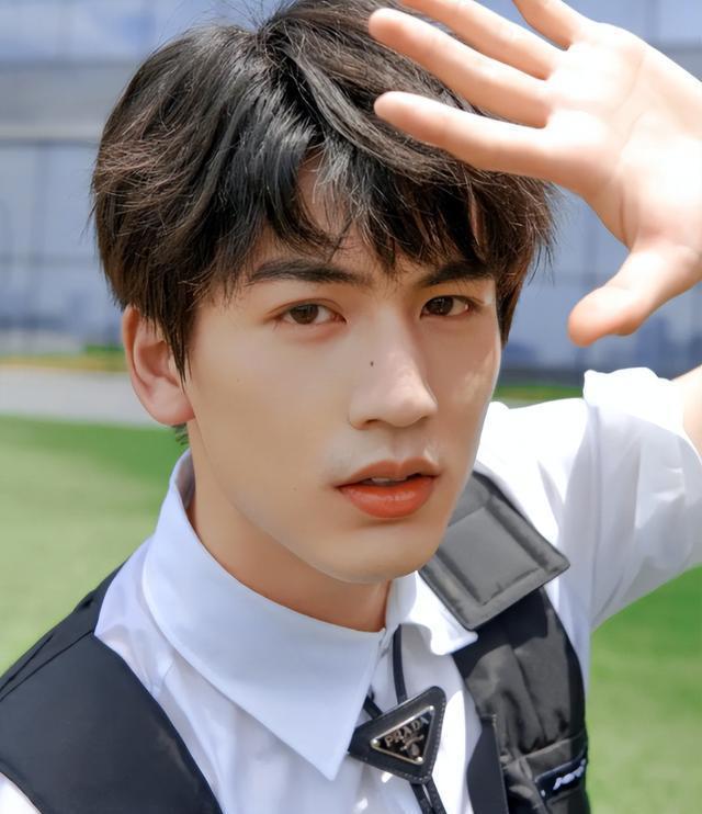 这十位男星减肥成功,个个颜值回春 这10位男明星,原来都是大胖子,但