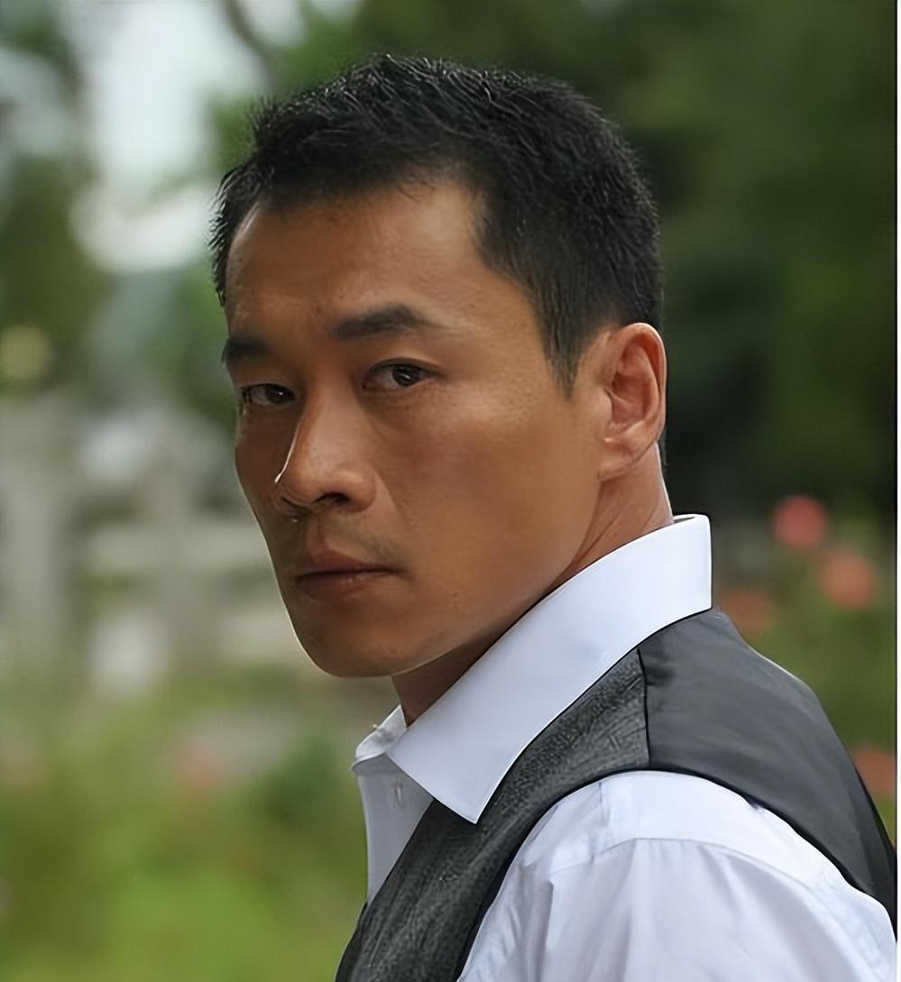 丁海峰美国田园生活:从"武松"到家庭守护者的华丽转身 丁海峰,曾凭借