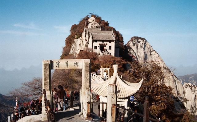 衡山,中国五大名山之一,以其雄伟的山峰,古老的庙宇和如画的风景吸引