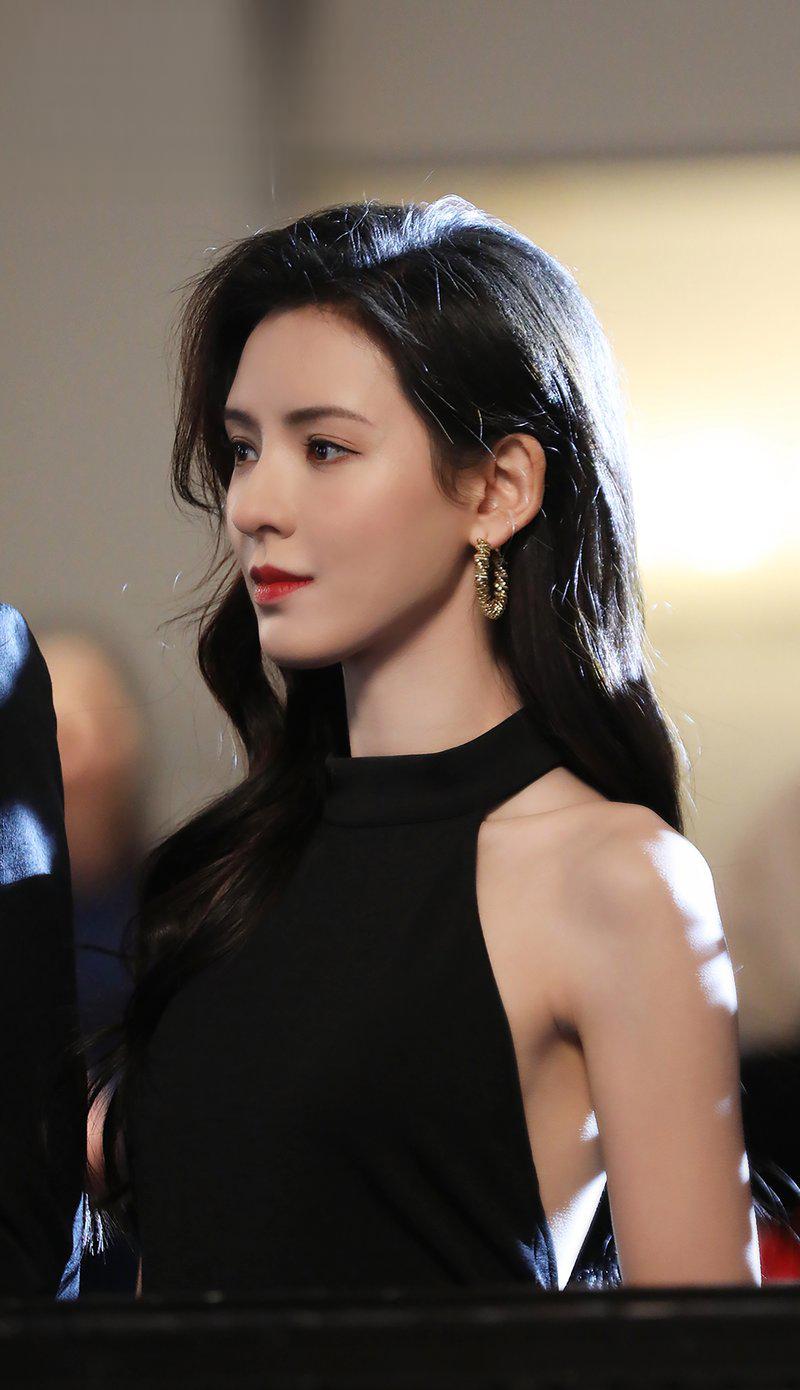 张予曦:天生的美女 张予曦是一位天生的美女,她的长相属于典型的古典