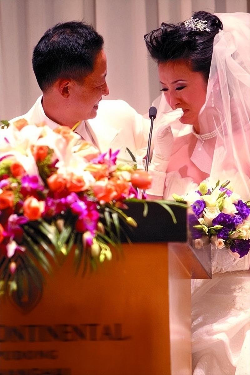 让王志文收心的女人 陈坚红是一位典型的富婆,年收入6000万的兰博基尼
