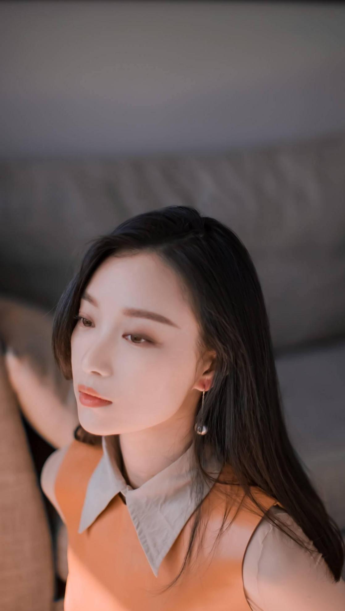 倪妮:美丽与力量并存 倪妮是一个充满魅力的女性,她的美丽和身材是她