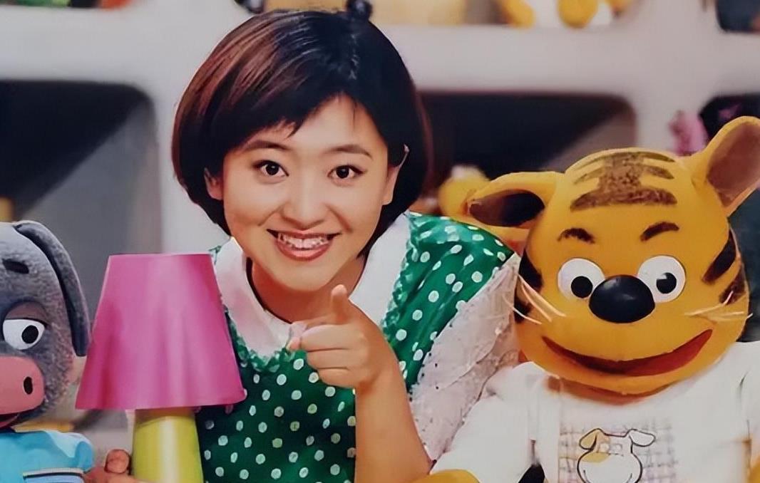 作为曾经的央视少儿频道"台柱子",王淏以"月亮姐姐"的形象深入人心