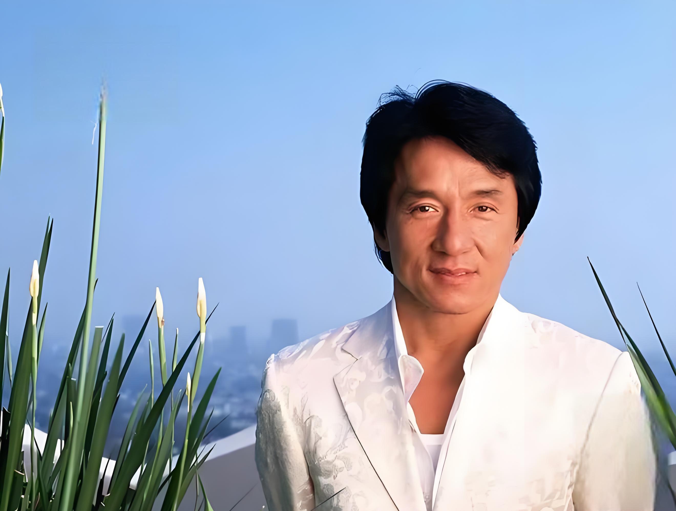 成龙:老去并不可怕 成龙,这位武打界的璀璨星辰,近期在四川的某次商业