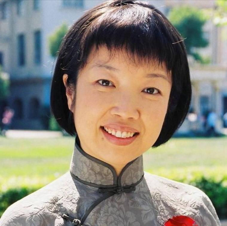 黄薇:央视主持人到特型演员的华丽转身,命运多舛却坚韧不拔 黄薇,一个