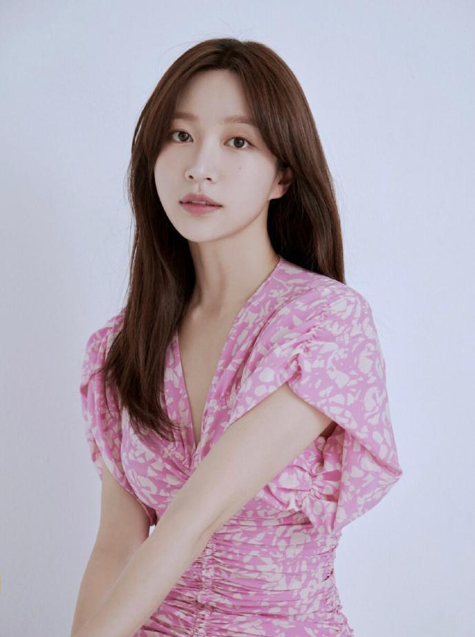 韩国女星hani:身材管理的背后 在最近一期备受瞩目的综艺节目《强心脏
