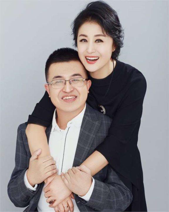 谢大脚丈夫张学松:深情祭奠亡妻,展现娱乐圈真挚爱情与人性光辉 在