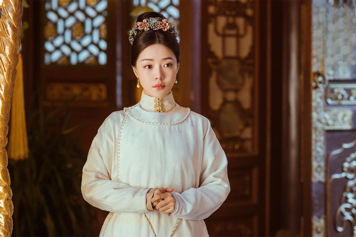 演技背后的市场趋势分析 近年来,邓家佳在影视作品中凭借出色的反派