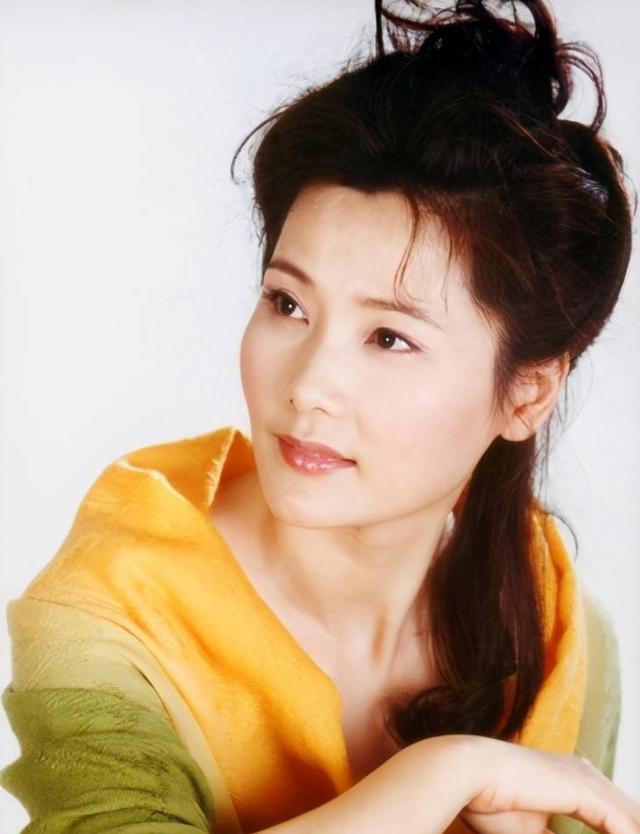 何赛飞:命运多舛,亲情如歌,璀璨人生 何赛飞,越剧舞台上的璀璨明星