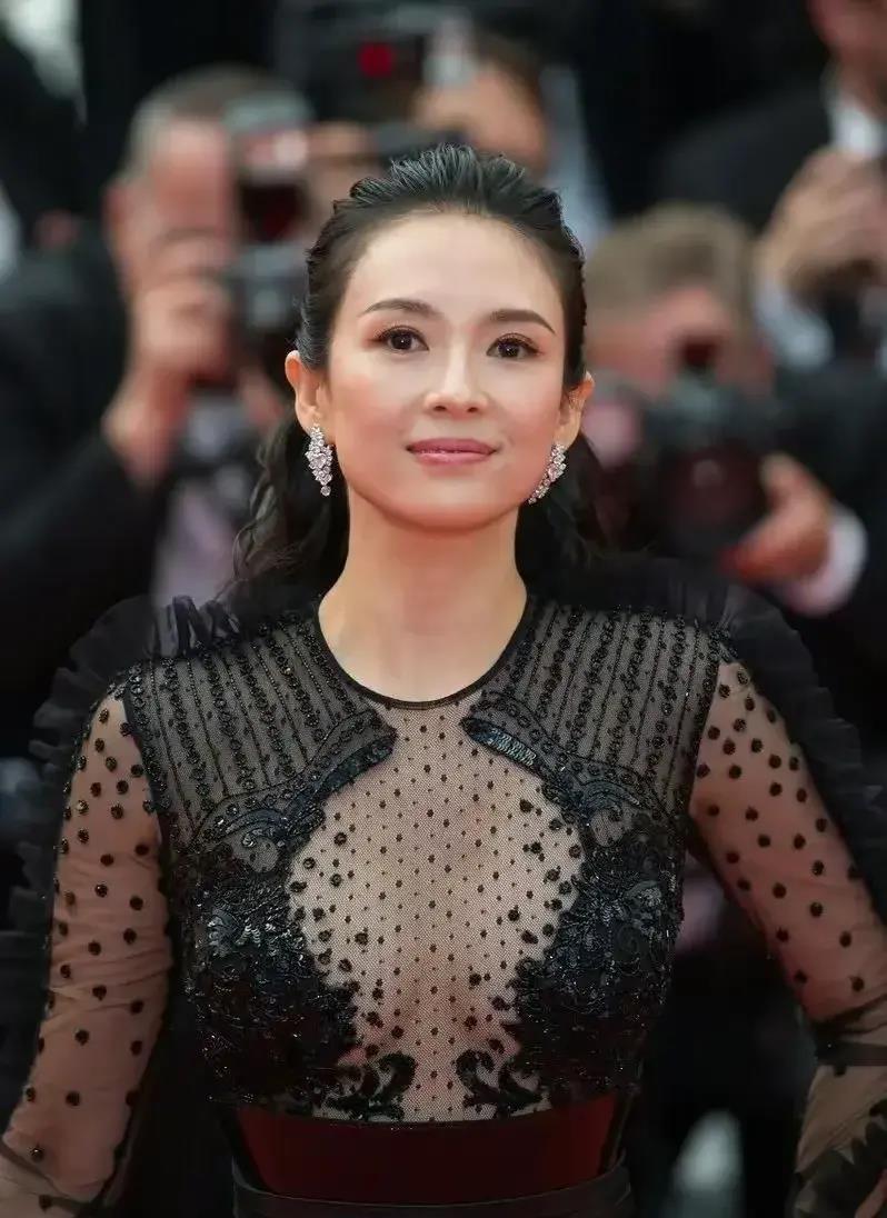身材与才华的双重魅力 章子怡,这位1979年2月9日出生的女演员,早已