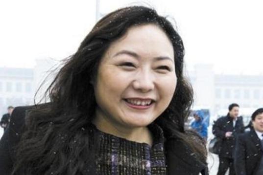 中国女首富吴亚军的传奇人生:从重庆到地产巅峰,婚姻变革背后的商业