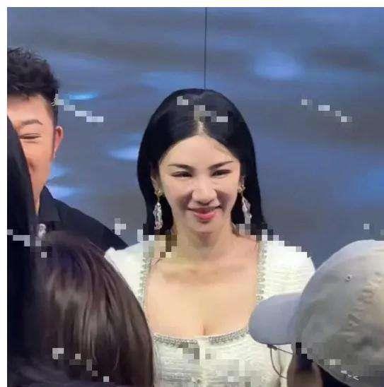 面部僵硬笑容怪异 黄奕的面部整容引发了公众的广泛讨论,整容并非解决