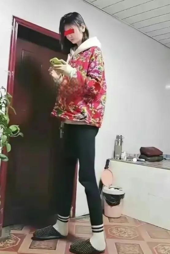 在世俗的标准下,她的身高成为了择偶的"硬性条件",让她的婚姻大事成为