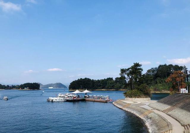 千岛湖位于浙江省杭州市淳安县,是新安江大型水库基础上形成的裙い