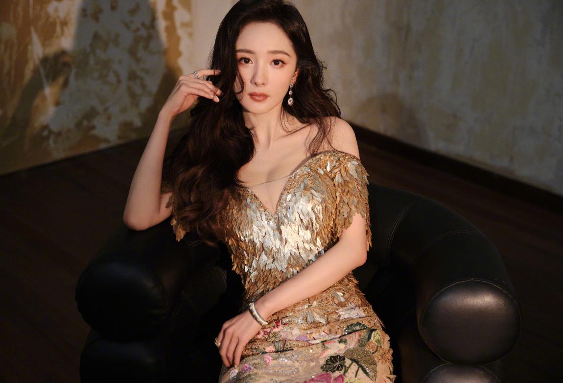 杨幂一身金色深v礼服,展现完美身材 杨幂以一身璀璨夺目的金色晚礼服