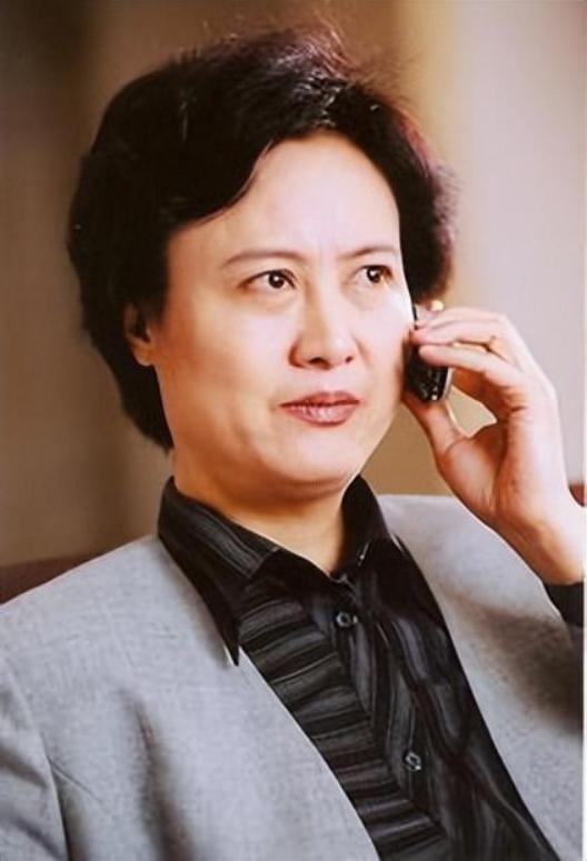 柏寒:演艺之光,母爱永恒 回顾演艺界的璀璨星辰,柏寒老师以其独特的