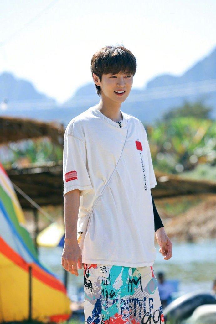 鹿晗的屁股真的太抢镜了,简直可以顶一瓶汽水!